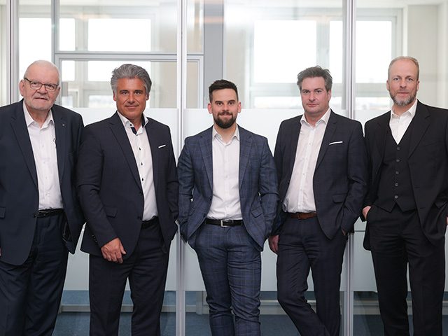 Teamfoto der selbstständigen Immobilienberaterinnen und Immobilienberater für die Deutsche Bank Immobilien GmbH in Siegen/Olpe