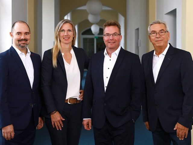 Teamfoto der selbstständigen Immobilienberaterinnen und Immobilienberater für die Deutsche Bank Immobilien GmbH in Teltow