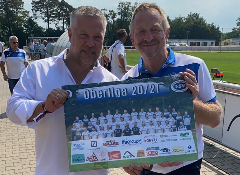 Partnerschaft zwischen Finanzagentur Kleinmachnow und RSV Eintracht 1949 e.V. Finanzagenturleiter und Vereinsvertreter des RSV Eintracht 1949 e.V. mit Manschaftsfoto der Oberliga Saison 2020/21
